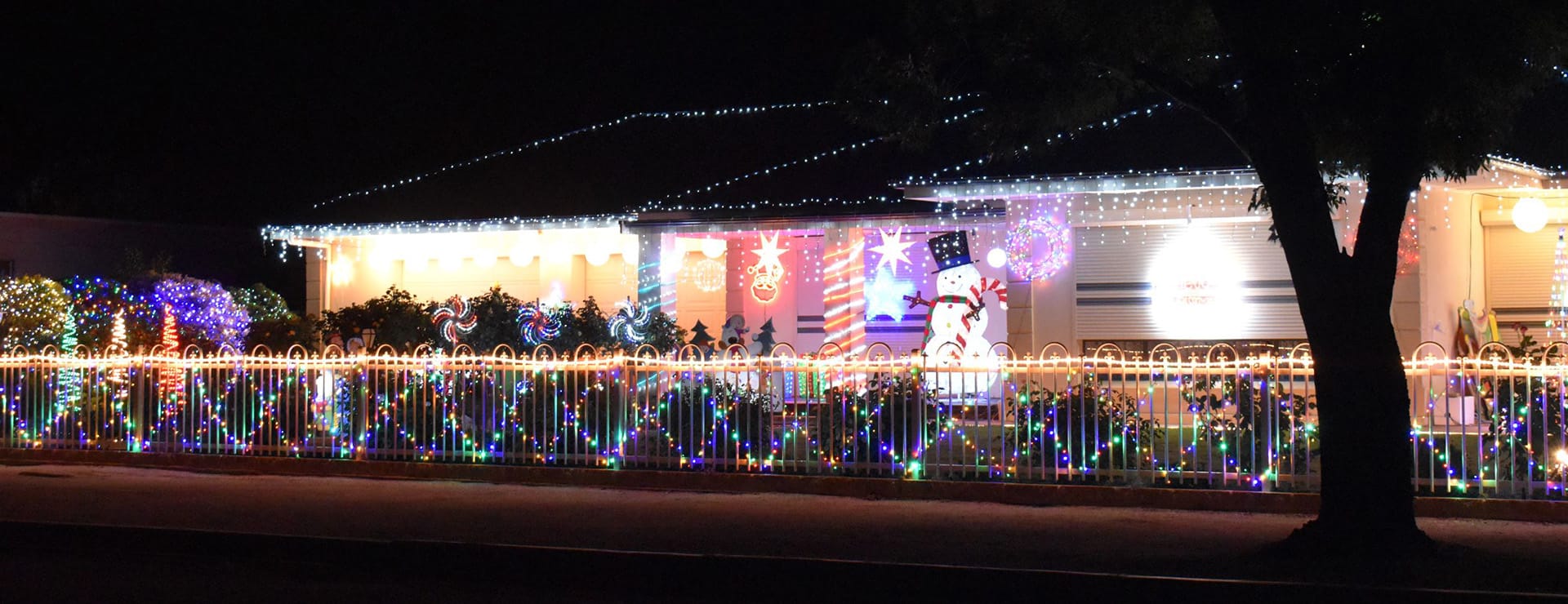 Loxton town lights. House lit at Christmas.